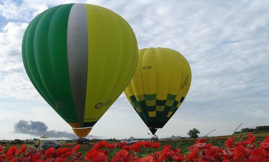 Image 1: Vuelo en globo con snacks, reportaje fotográfico, cava y diploma 