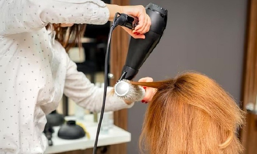 Image 9: 1 o 3 sesiones de peluquería con lavado, masaje, mascarilla y peinado 