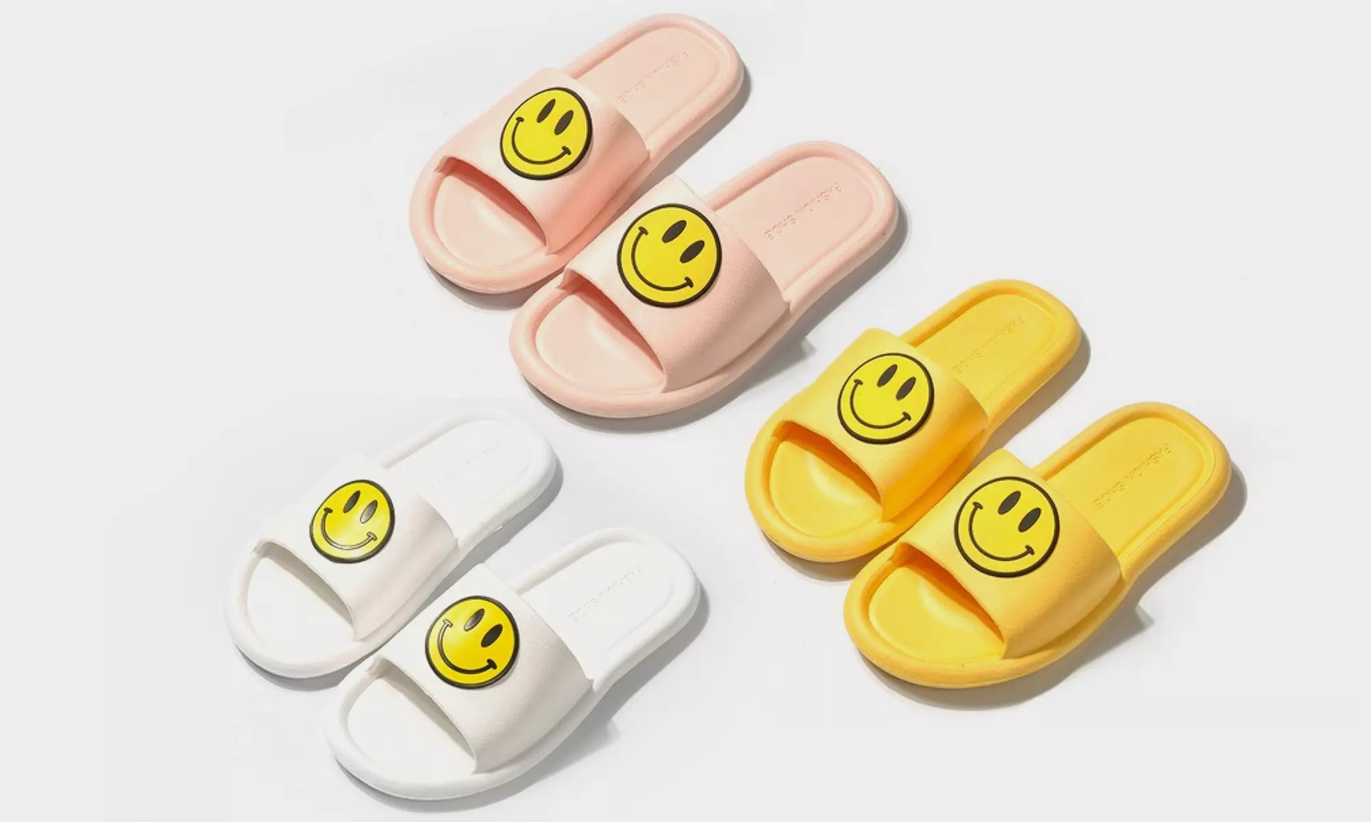 Claquettes pour femme avec smiley ; plusieurs coloris disponibles - Primary Image