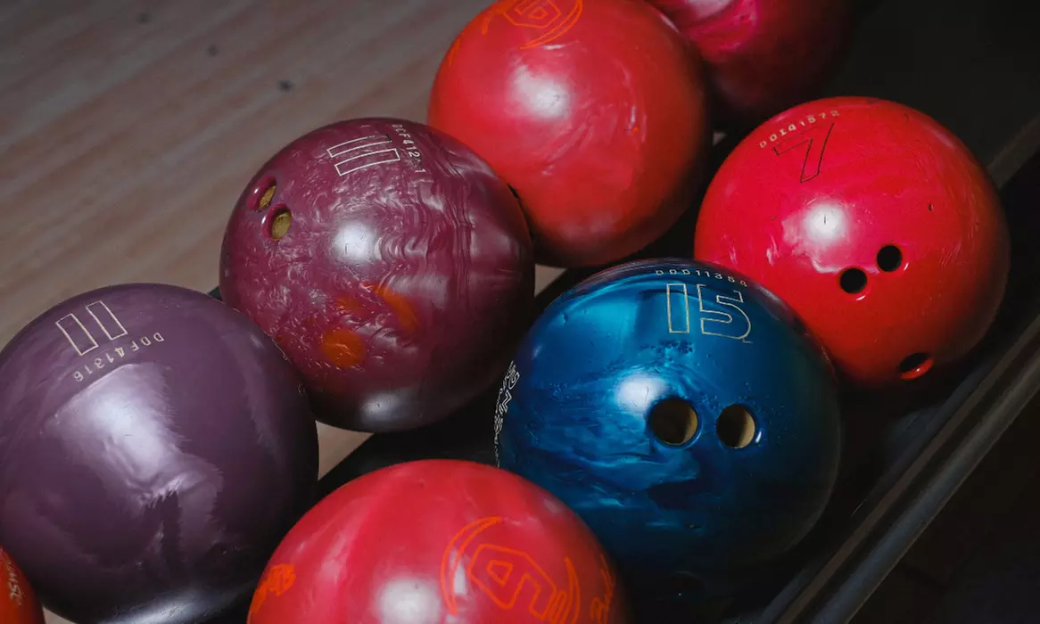 Ekscytujący bowling: godzinne wynajęcie toru dla maks. 6 osób