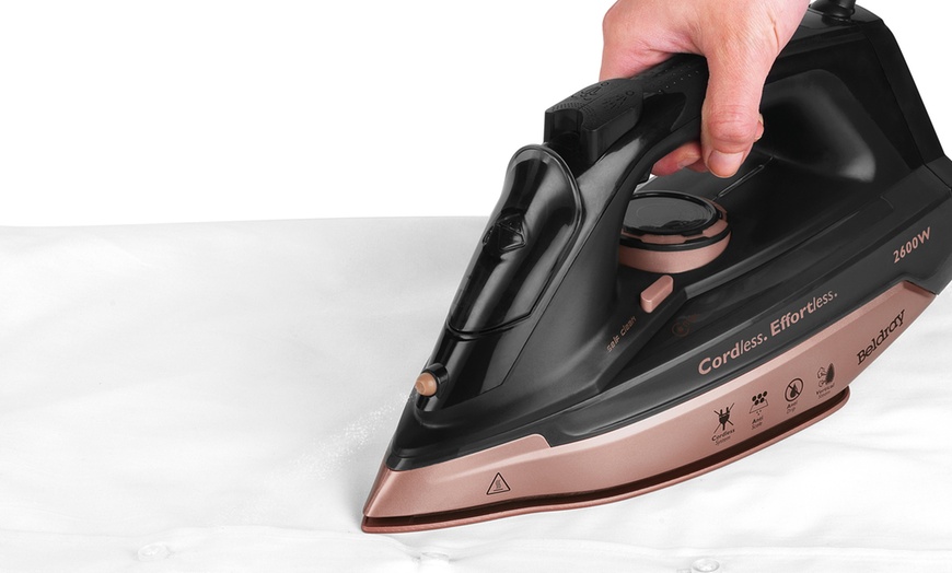 Image 8: Beldray Cordless Steam Iron