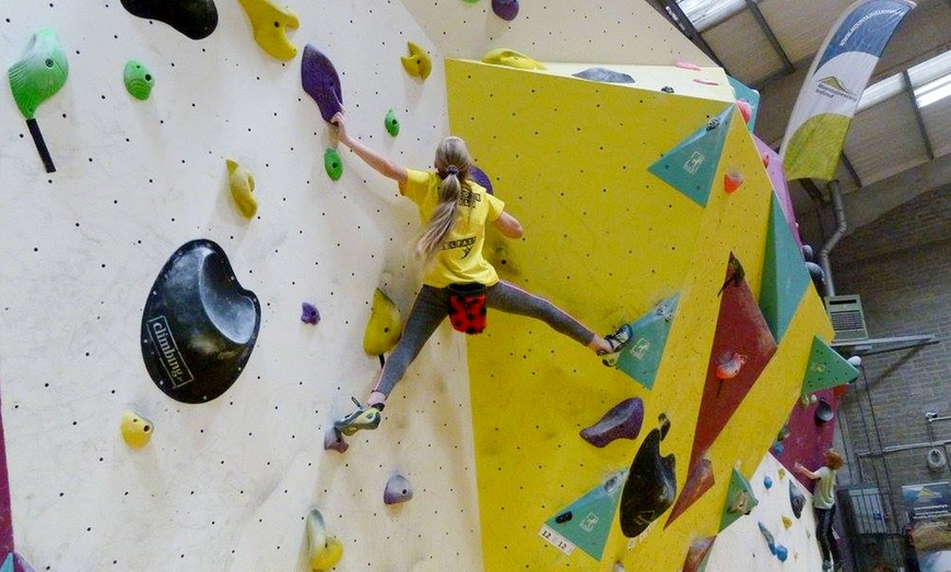 Image 3: Children's Taster Climbing Session