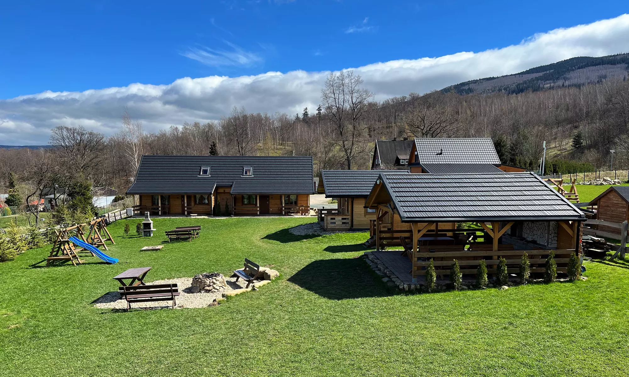 Okolice Karpacza: 2-7 nocy w domku dla 4, 6 lub 10 osób w Osadzie Karkonoskiej - Primary Image