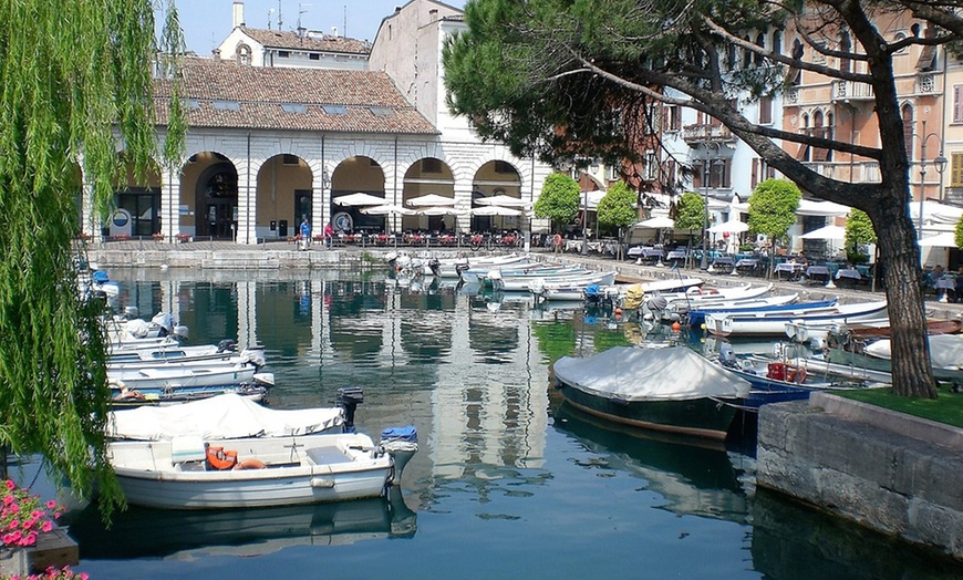 Image 15: Desenzano 4*: camera per 2, colazione, aperitivo e piscina est.
