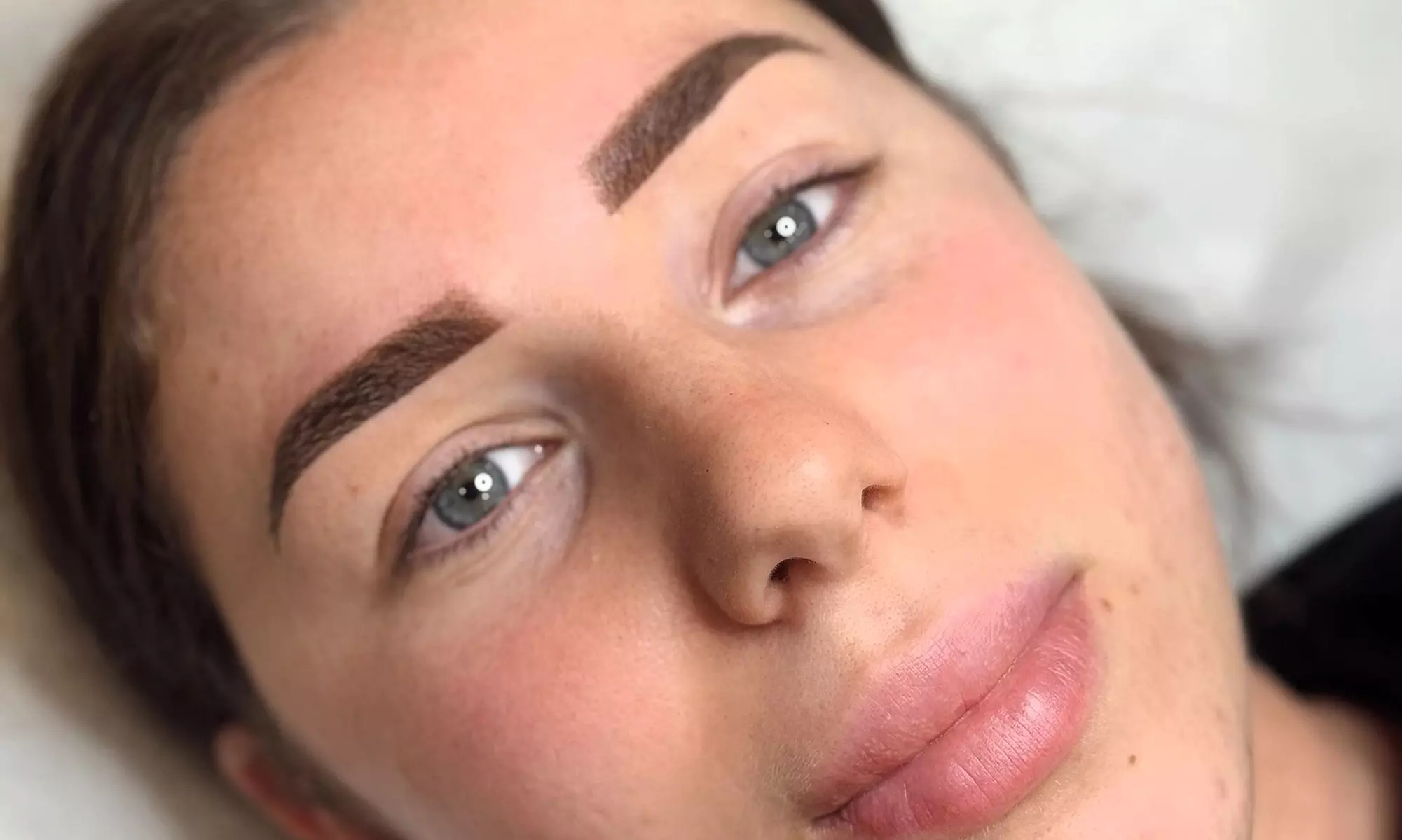 Micropigmentación efecto polvo en cejas con retoque y crema regeneradora