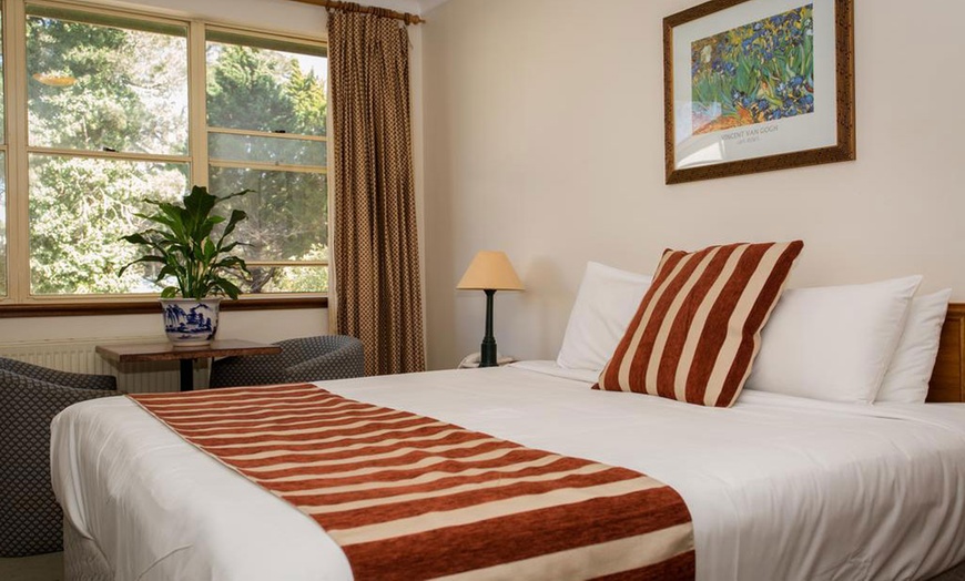 Image 2: Katoomba: Up to 3-Night 4* Break with Wine and Late Check-Out