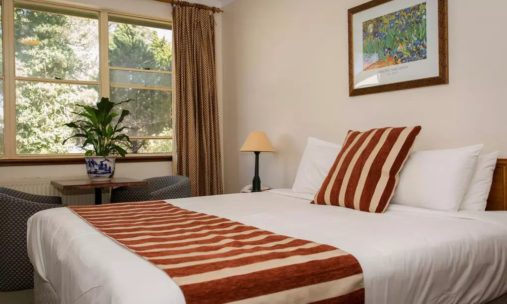 Katoomba: Up to 3-Night 4* Break with Wine and Late Check-Out