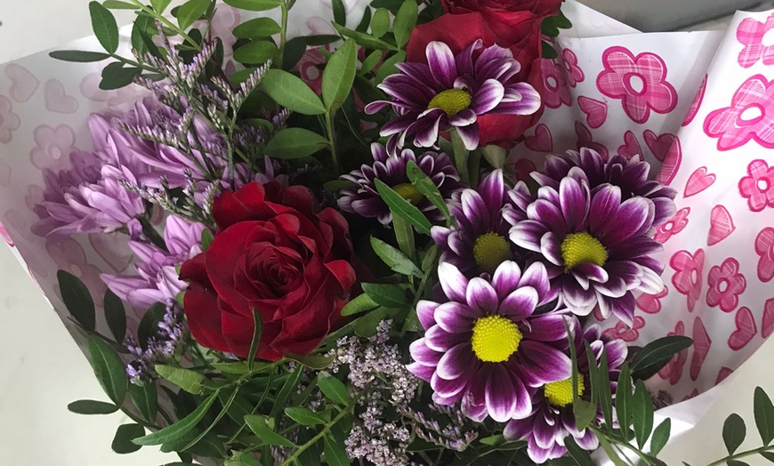 Image 7: Bouquet de flores con botella de vino