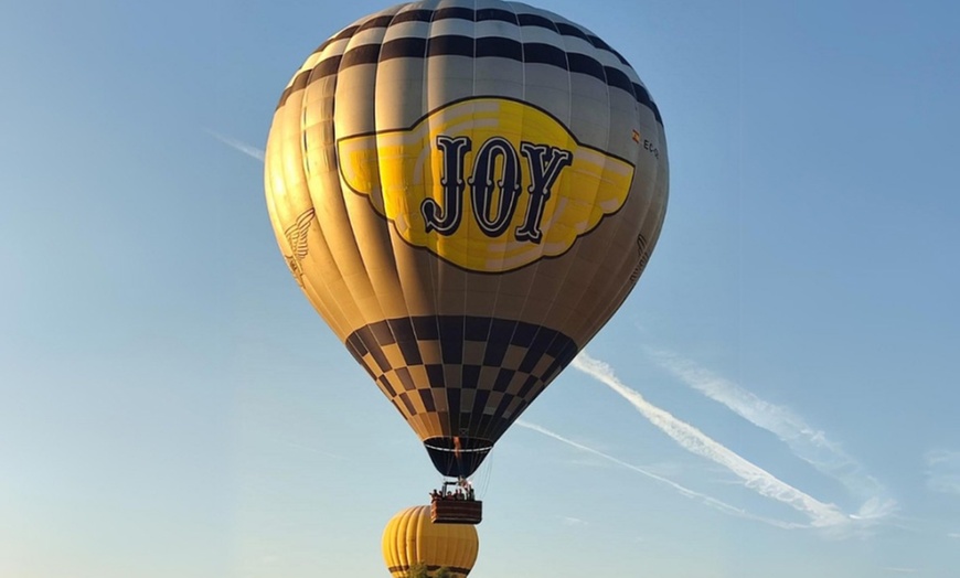 Image 8: Viaje en globo para 1 o 2 personas al amanecer con desayuno y brindis