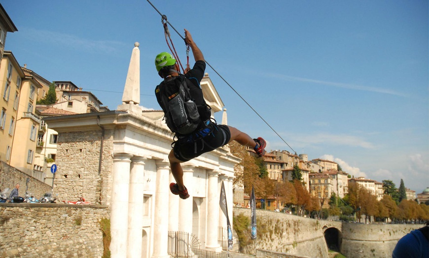 Image 5: Lanci in teleferica sulle mura di Bergamo Alta 