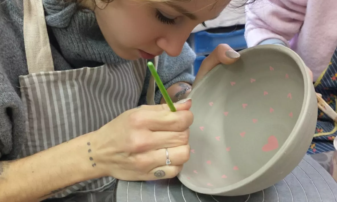 ¡Taller de pintura en cerámica con bebidas para 1 o 2 personas!