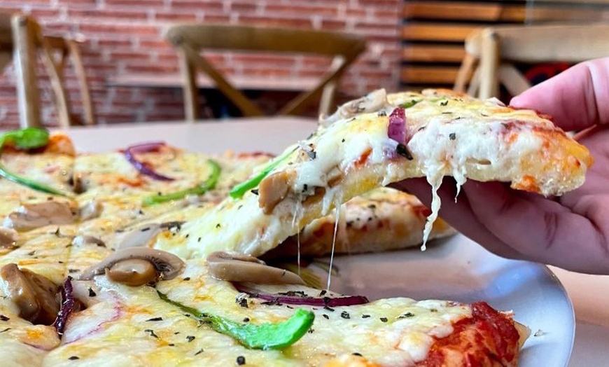 Image 5: Menú de hamburguesas o pizzas para 2 o 4 personas en Americana Burger