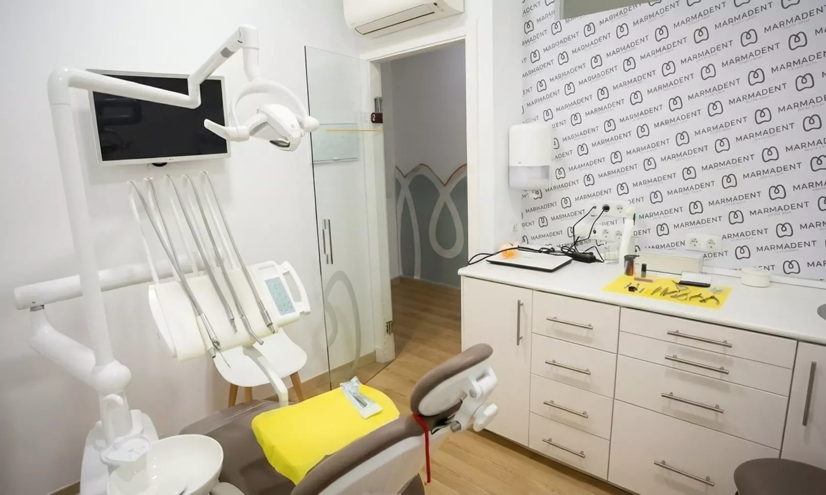 Limpieza bucal con revisión, diagnóstico y colocación de brillante