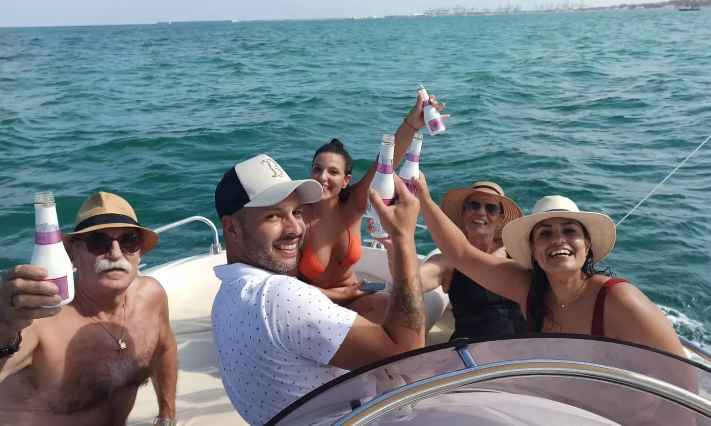 Alquiler de barco con titulación por medio día en Capitán Valencia