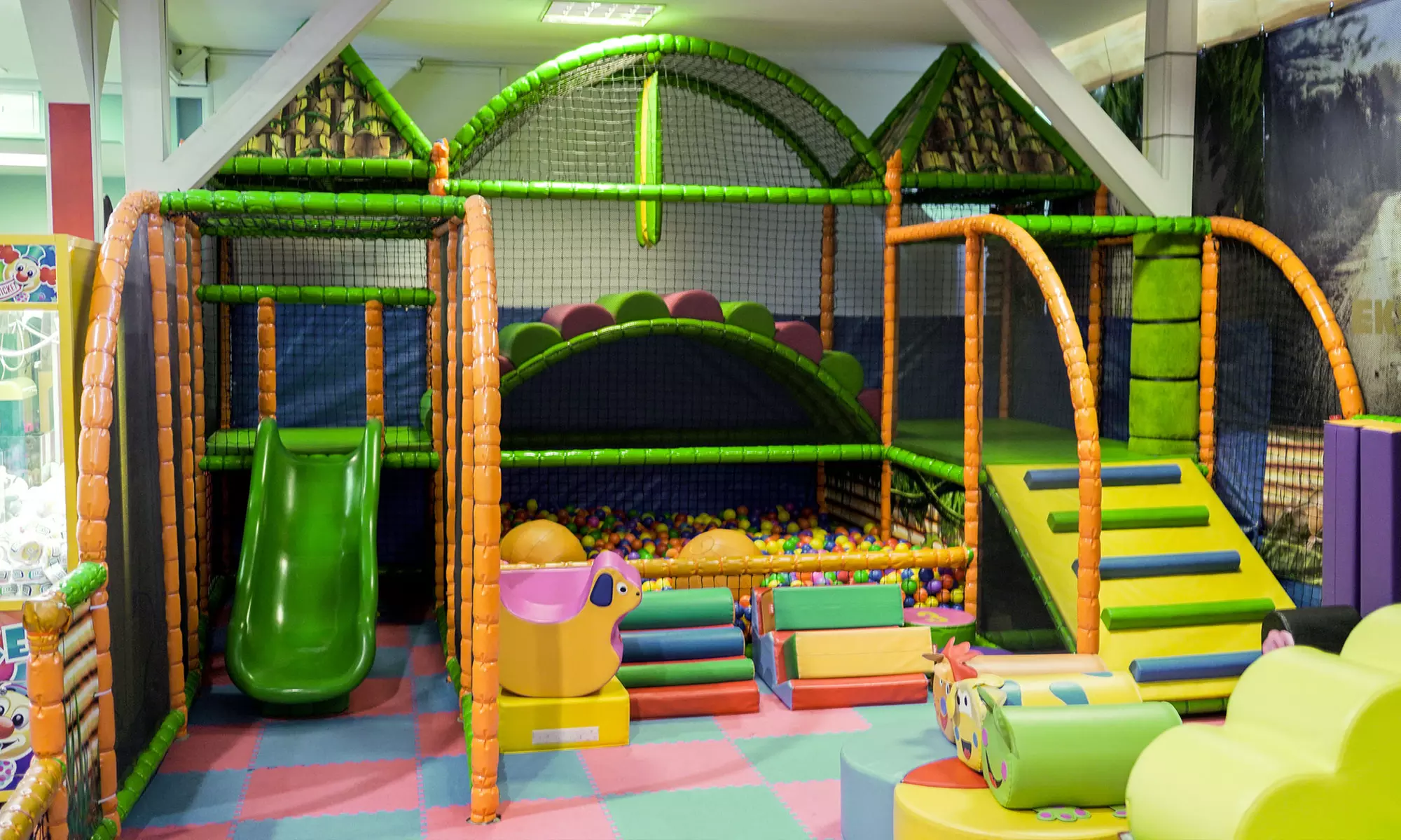 Różnorodne atrakcje dla dzieci w olbrzymiej sali zabaw Funpark Digiloo