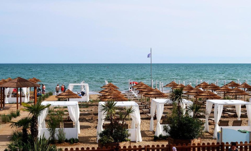 Image 1: Bibione: soggiorno in bilocale con spiaggia e colazione