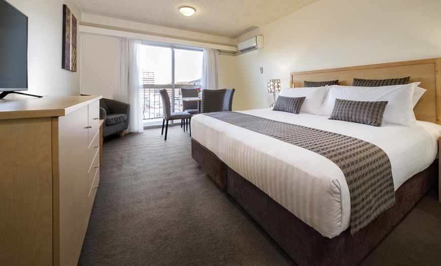 Image 2: Hobart: 4-Star CBD Stay