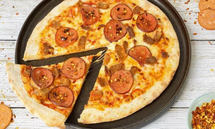 Indulge in Italy With Mouth-Watering Pizzas and Refreshing Drinks