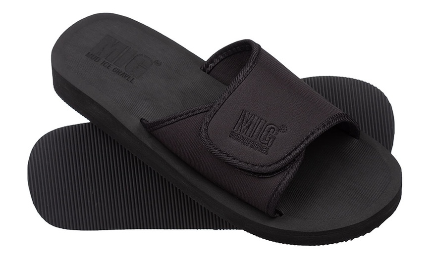 Image 2: Men's Waterproof Beach Flip Flops