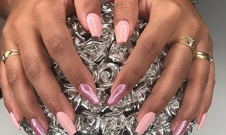 Una o 3 manicure con applicazione di smalto semipermanente al salone FC Professional Beauty (sconto fino a 46%)