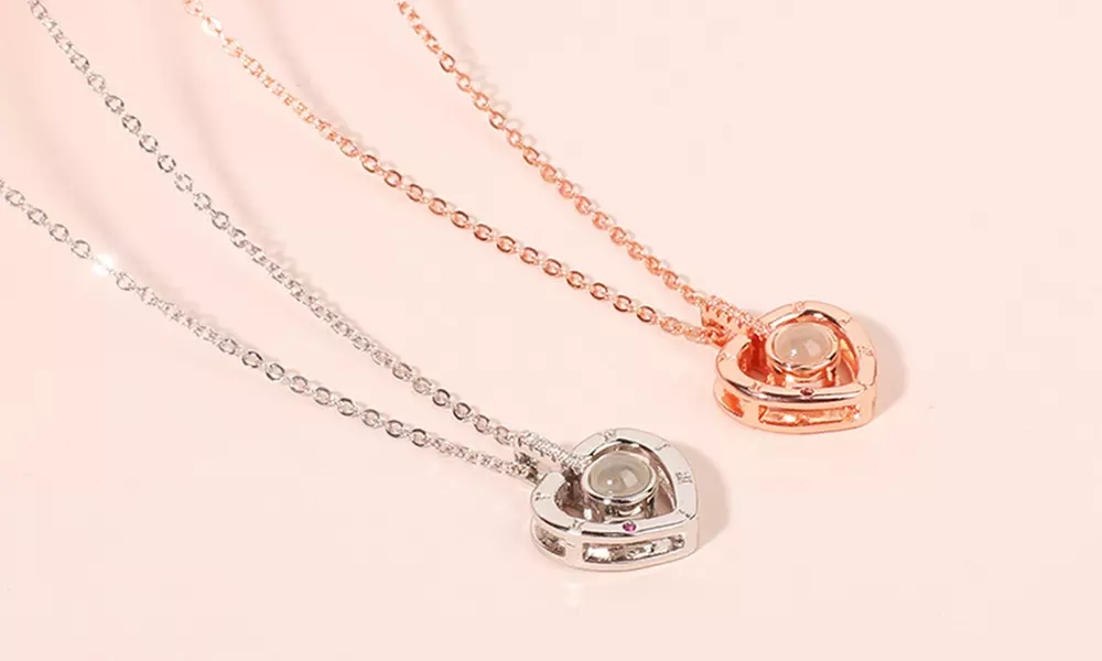 Halskette mit Projektion