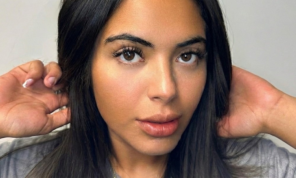 Get a Valentine's Glow with Full Lash Set & Spray Tan