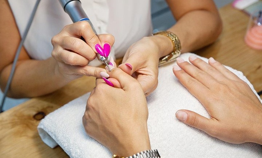 Image 4: Sesión de manicura y/o pedicura con esmaltado normal o semipermanente