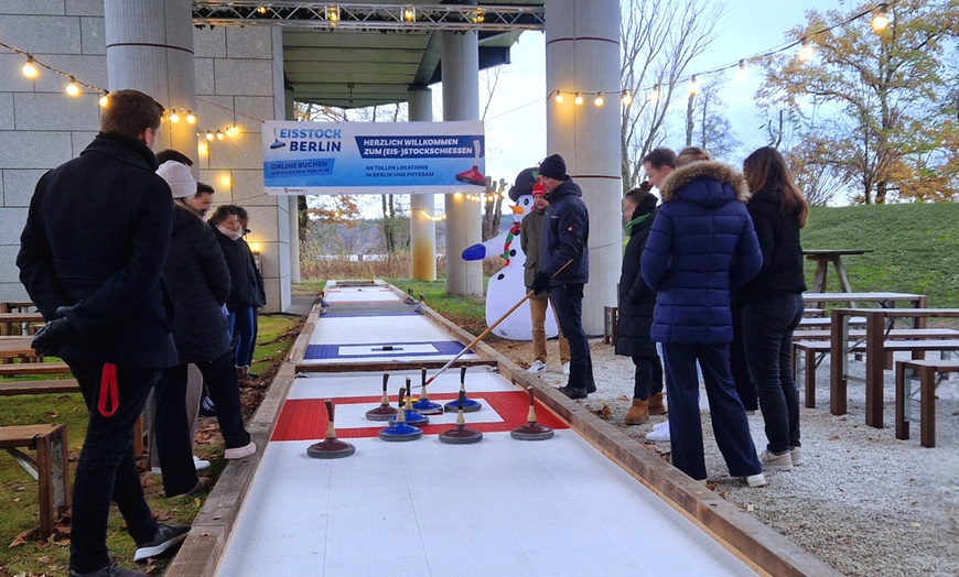 Image 3: 1 Std. Eisstockschießen für bis zu 8 Personen in 4 Locations in Berlin