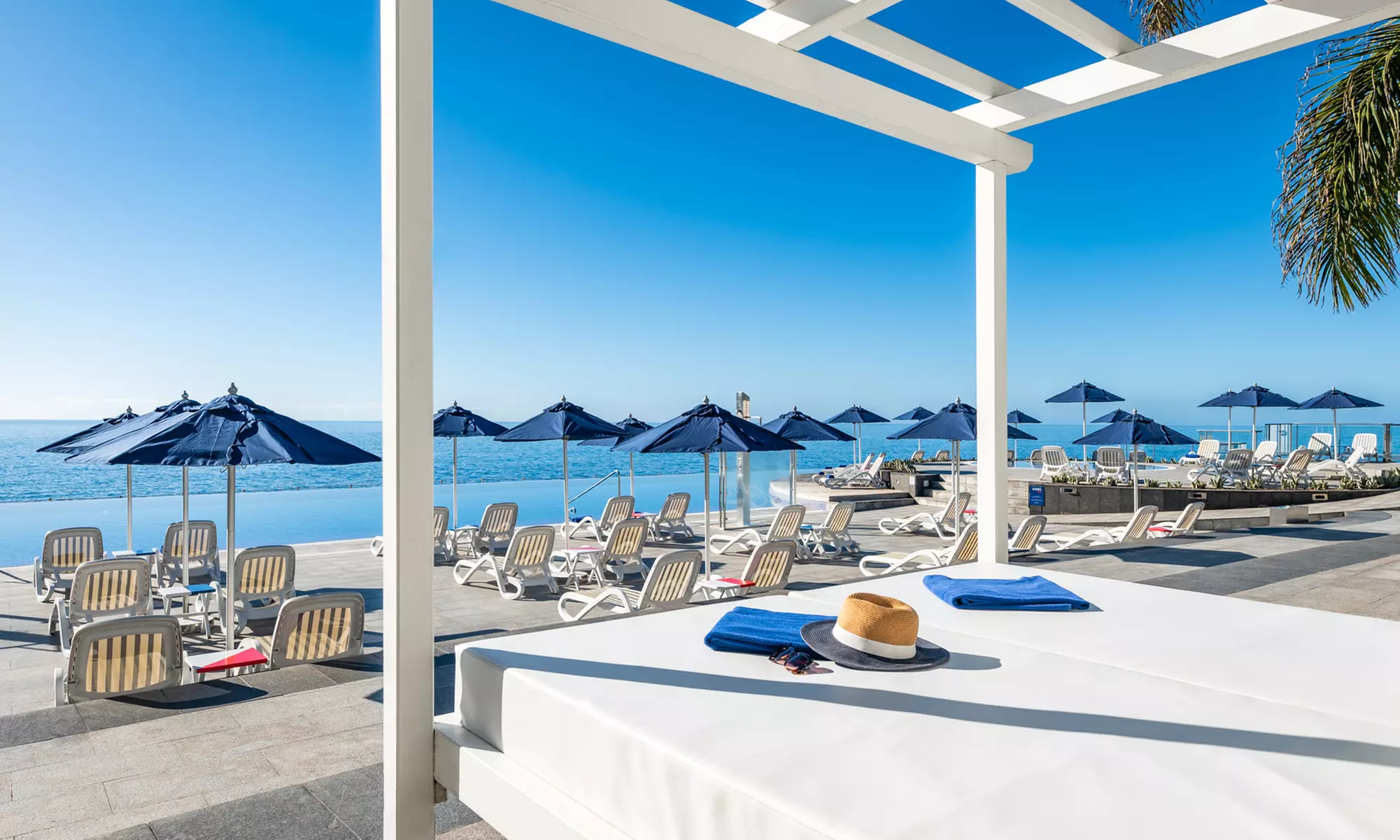 Day pass con hamacas, desayuno buffet y opción a comida para 2