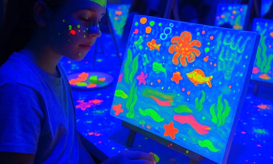 Image 7: Taller PINTA LUZ de pintura neón para 1 o 2 personas, niños y adultos