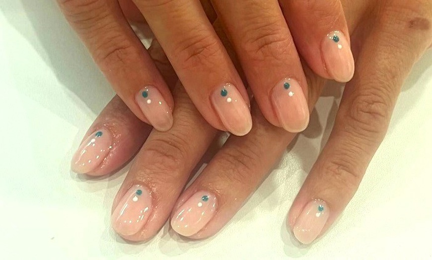 Image 5: Presume de uñas ideales: 1 o 2 sesiones de manicura, pedicura o ambas