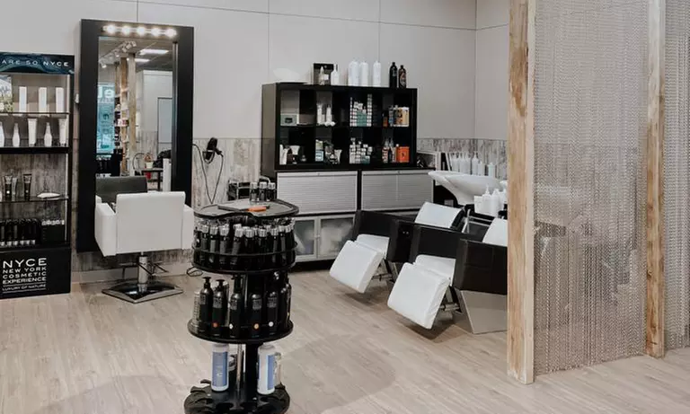 Sesión de peluquería con mechas, tinte o tratamiento en Amabie