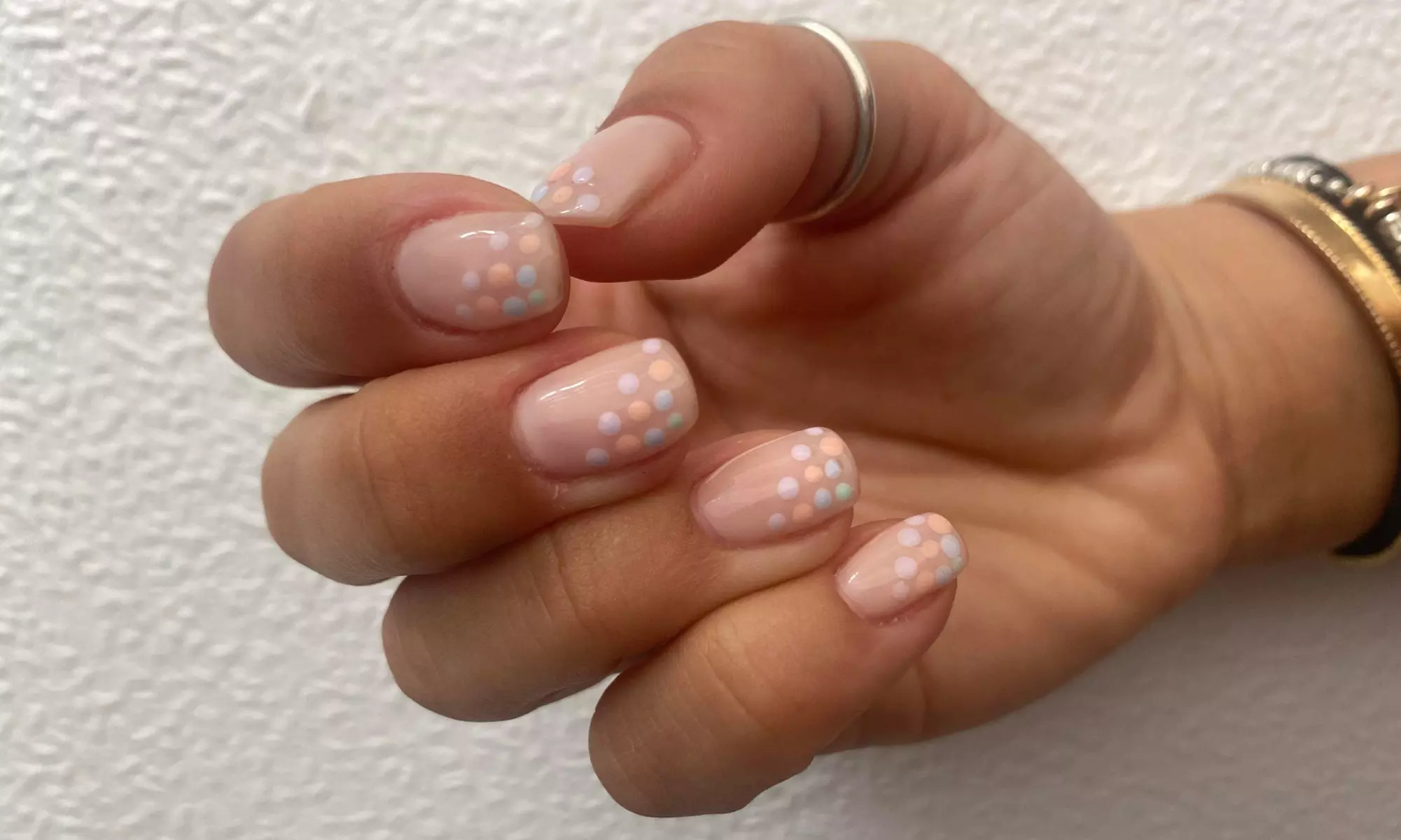 Beauté des mains avec vernis semi-permanent : DryManicure, soin spa ou modelage bien-être (jusqu'à 41% de remise) - Second Medium