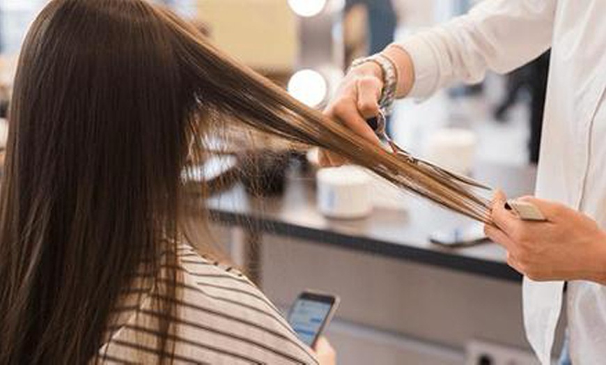 Image 1: Sesión de peluquería en Sala de belleza y peluquería R. Martínez