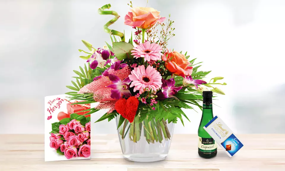 Orchideenstrauß Herzensfreude mit Lindt Schokolade, Perlwein und individueller Grußkarte zum Wunschtermin - Primary Image