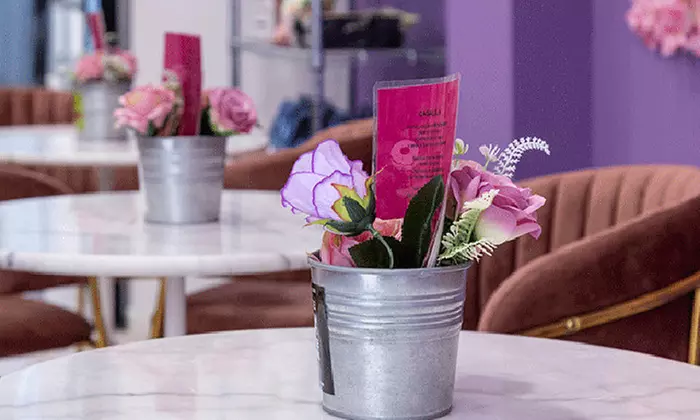 Menú de brunch con encanto rústico con tosta, dulces y bebidas