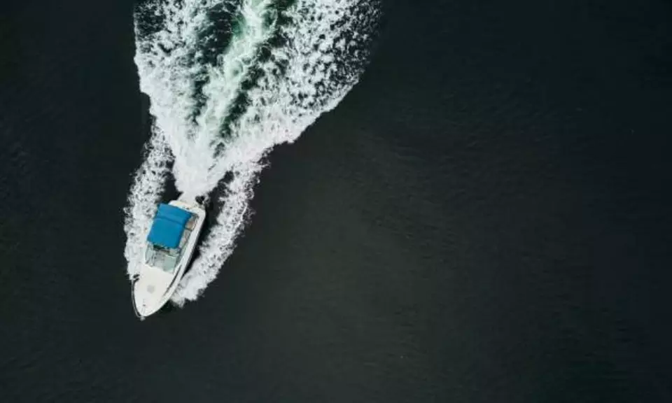 Alquiler de barco con titulación por medio día en Capitán Valencia