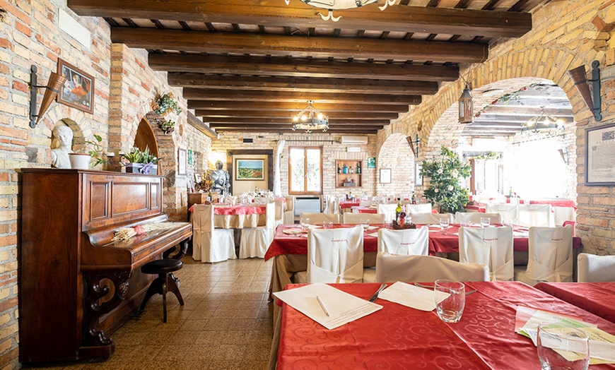 Image 4: Udine: camera matrimoniale con calice di benvenuto e sconto ristorante