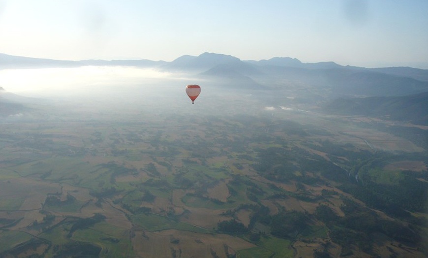 Image 4: Vuelo en globo con almuerzo para 1 o 2 personas