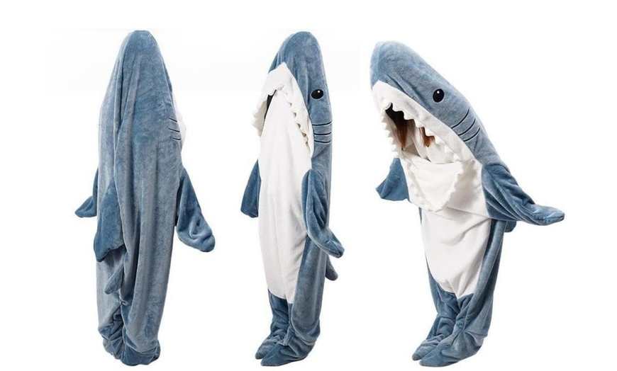 Image 2: Shark Design Polyester Blanket