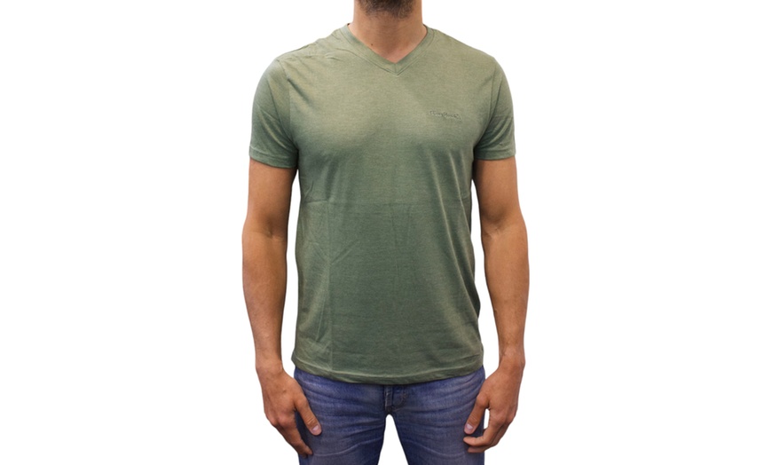 Image 13: T-shirt de couleur avec col V de la marque Pierre Cardin