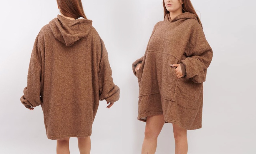 Image 5: Oversized Borg Fur Fleece Hoodie Blanket