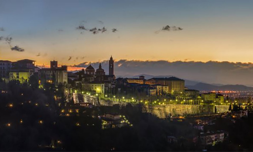 Image 12: Lanci in teleferica sulle mura di Bergamo Alta 