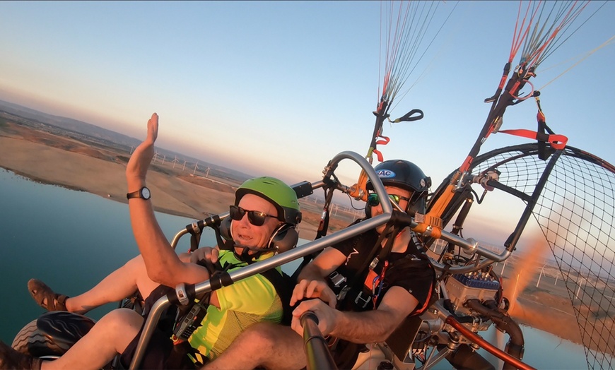 Image 2: Vuelo en parapente por el pantano de La Loteta con Cierzo Flight Co