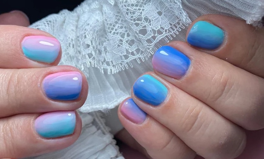 Image 2: Presume de uñas con una sesión de manicura, pedicura o ambas para 1 