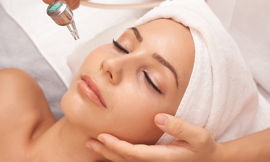 Image 2: Acne Treatment at Miami Kiss
