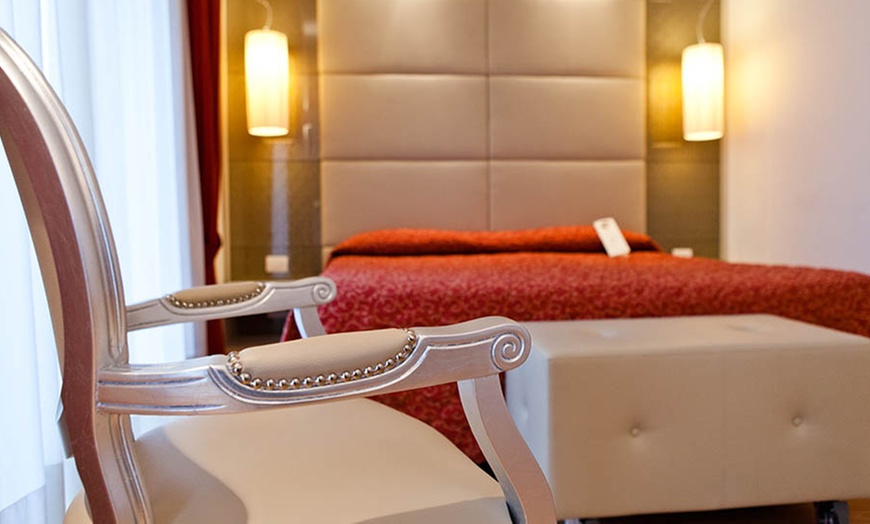 Image 4: Milan: 4* Room Stay for Two with Breakfast