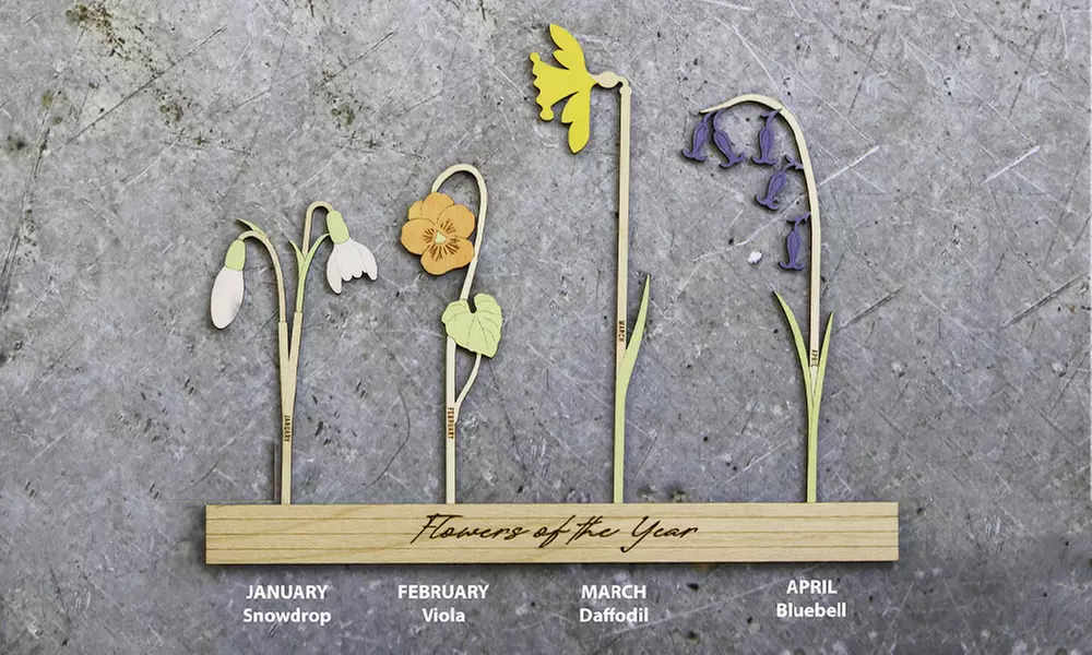 Holzkiste mit Geburtsblumen und Namen