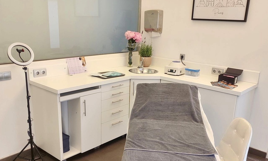 Image 4: Tratamiento reafirmante inyectado en tercio superior para 1 persona