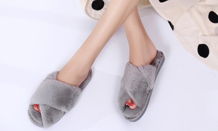 Image 6: Warm Faux Fur Women's Slippers